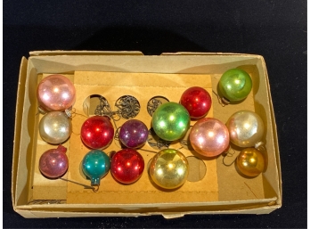 BOX OF VINTAGE CHRISTMAS ORNAMENTS