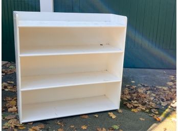 (4) SHELF PAINTED BOOKCASE IN WHITE