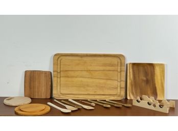 WOODEN KITCHEN ITEMS: CUTTING BOARDS, TRAY, ETC