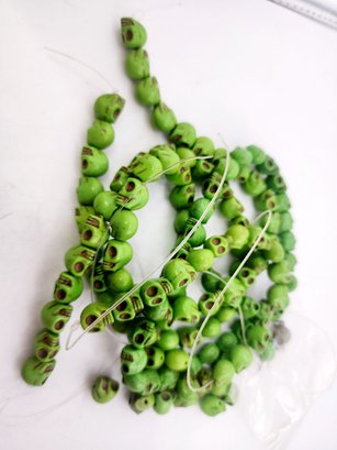 Vintage Howlite Green Skull Beads (A4306)