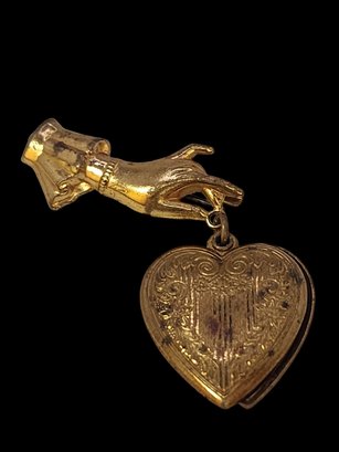 Vintage Victorian Ladies Hand With Hearts Drop Brooch (A4473)