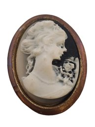 7/8062 Vintage Resin Older Cameo Brooch