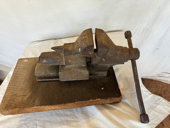 Antique Vise With Anvil Horn
