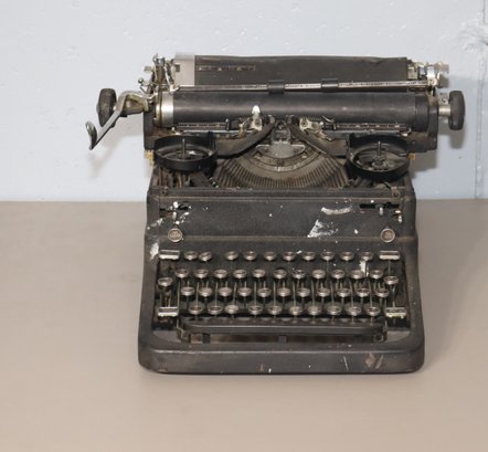 Vintage Royal Typewriter (H-1)