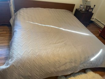 DKNY King Size Bed Quilt Comforter Blanket