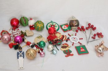 Holiday Decor Ornament Lot (A-33)