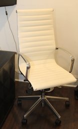 WHITE ROLLING LEATHERETTE DESK CHAIR (B-85)