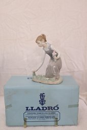 Vintage Lladro Girl Gathering Flowers Figurine 1172 With Box