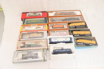 Vintage HO Trains In Box (S-41)
