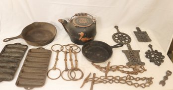 Vintage Cast Iron Lot: Frying Pan, Tea Kettle, Corn Roasters And More!B-60)