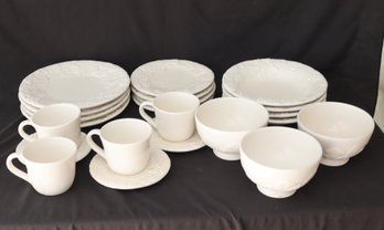 Williams Sonoma Napa White Grapes China Set (C-84)