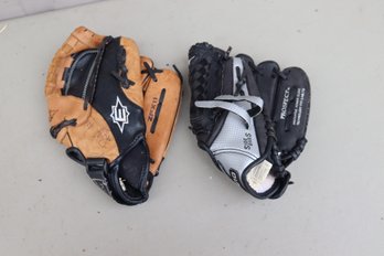 Pair Of Right Handed Baseball Gloves Kids (H-74)