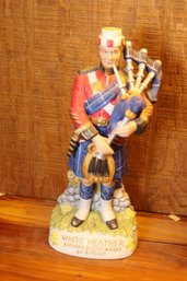 White Heather Blended Scotch Whisky Bagpiper Decanter (F-73)