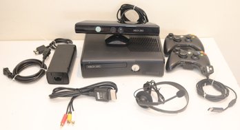 Microsoft XBOX 360 S Console Bundle W/ KINECT Sensor   (GF-33)