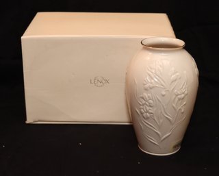 NEW IN BOX Lenox Vase  (F-5)