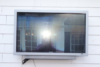Sunbrite Outdoor Tv With Remote And Wall Mount