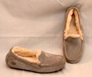 Uggs Moccasins Size 6 (F-41)