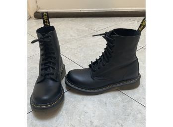 Women's Doc Martens Black Leather Boots Size 5 MINT CONDITION