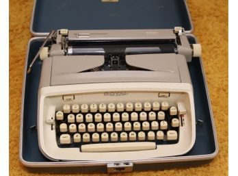 Vintage Royal Safari Typewriter With Carrying Case