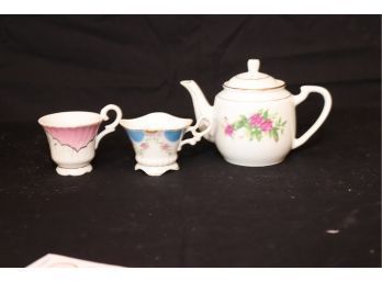 Teapot And Tea Cups (B-48)