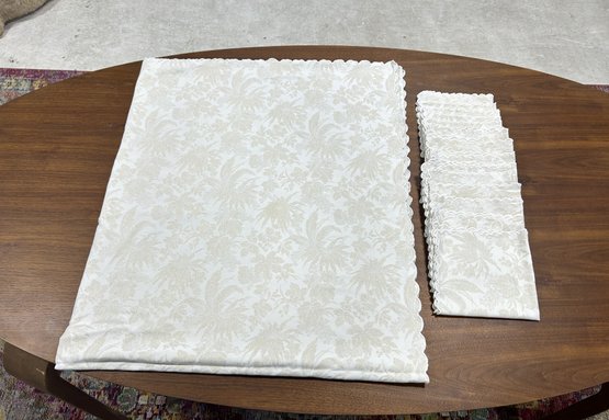 Vintage Floral Frette Tablecloth & Napkins (15-piece Set)