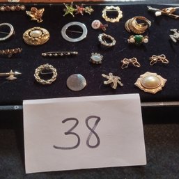 Mixed Brooch Lot