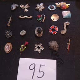 Mixed Brooch Lot