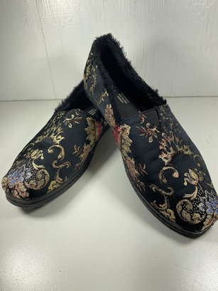 Women's Size 11 Tom's Brand Oriental Style Black Slip On Shoes