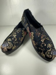 Women's Size 11 Tom's Brand Oriental Style Black Slip On Shoes