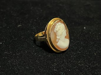 14K Yellow Gold Coral Cameo Ring - Size 5.5