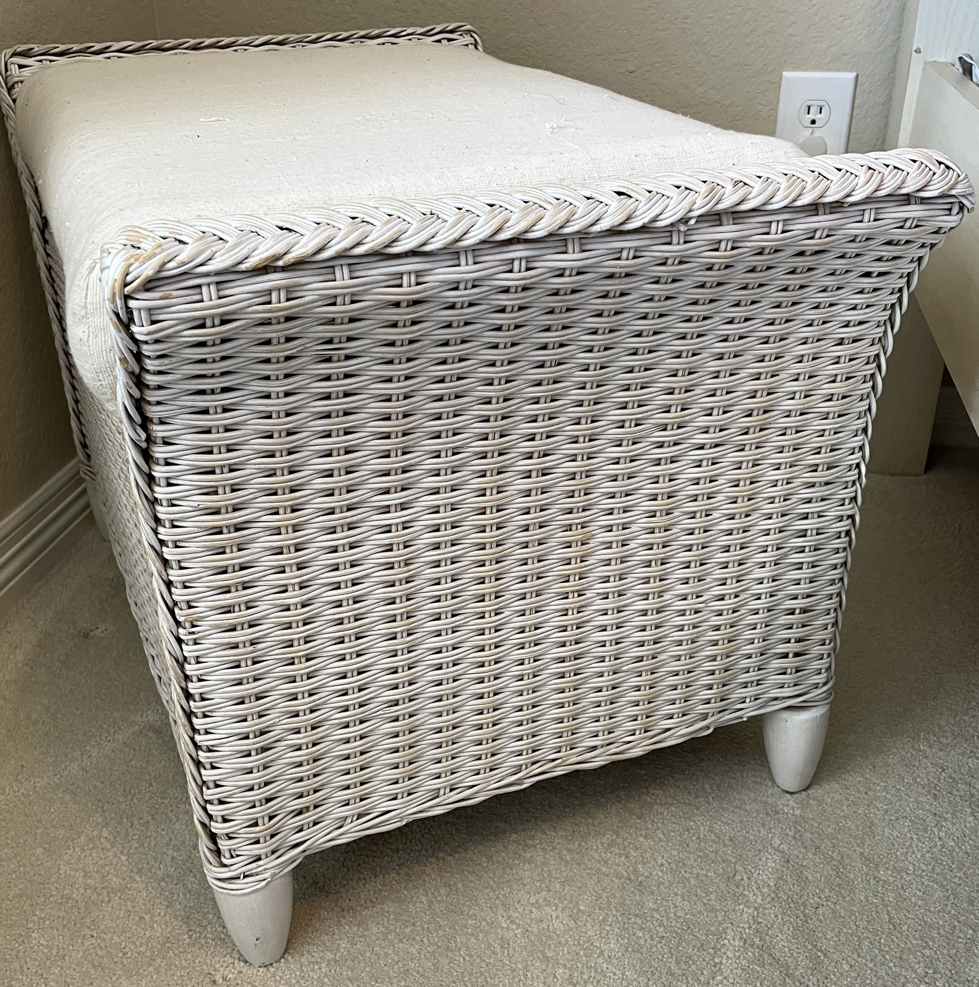 White Wicker Bench With Ivory Cushion #25815 | Auctionninja.com