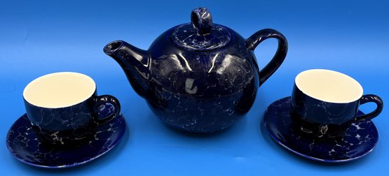 HENRIKSEN Teapot With 2 Cups & Saucers - (K2)