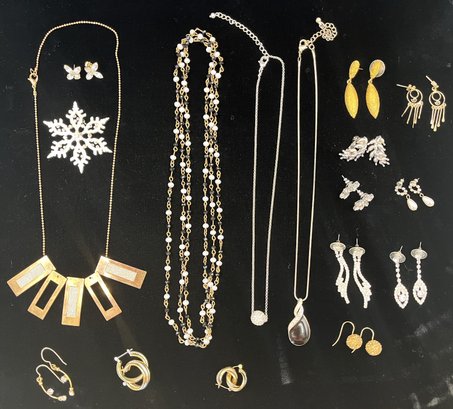 Vintage Cocktail Jewelry #28 Many Pairs Of Earnings & More - (KS)