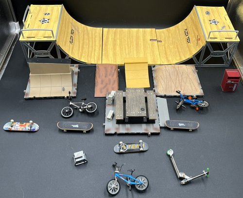 Large Mini Skate Park With SkateboardsBMX And Scooters Toy Bundle - (FR)