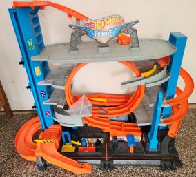 Hot Wheels Ultimate Garage With Over 20 Cars - BONUS Hot Wheels Car Wash And Service Station