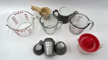 Measuring Cups Some Vintage (D49)