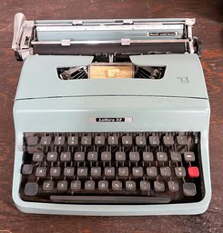 Vintage Olivetti Lettara 32 Typewriter In Carrying Case - Made In Italy