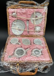 New Picnic Basket With Miniature Tea Set Inside - (FR)