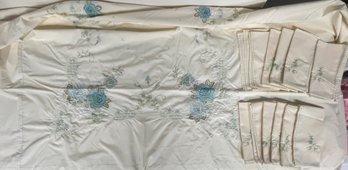 Pretty Embroidered Tablecloth With Matching Napkins (G10)