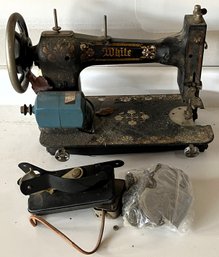 WHITE Vintage Sewing Machine - (G)