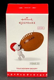 HALLMARK KEEPSAKE Snoopy Football Christmas Ornament - (b5)