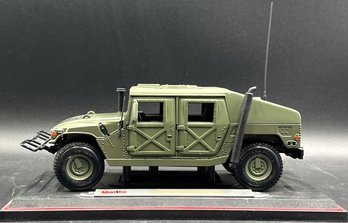 Maisto USA Military Humvee Model On Stand - (FR)