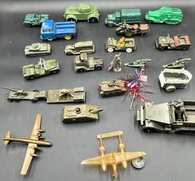 Bundle Of Military Toy Models In Plastic Storage - (FR)