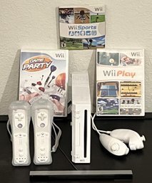 Nintendo Wii & 3 Game Bundle - (B)