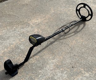 Metal Detector With Carrying Case - (G)