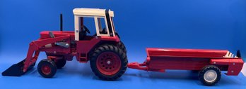 ERTL International 1586 With Loader Farm And Trailer 1:16 - (A5)