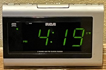 RCA AM/FM Clock Radio Model No. RP5420A - (UBR1)
