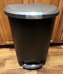 Simple Human Pedal Lid Trash Can - (K)