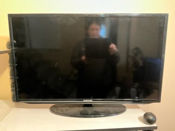 Samsung 32 Inch Flatscreen TV  - Model No. UN32EH5300FXZA