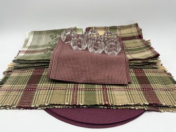 Grouping Of Table Placemats, Napkins And Napkin Rings